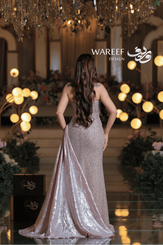 فستان سهرة شامبين وردي بتطريز لؤلؤي وذيل ساتان فاخ...