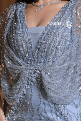 فستان سهرة رصاصي فاخر مطرز بالكامل بكاب شفاف وانسي...