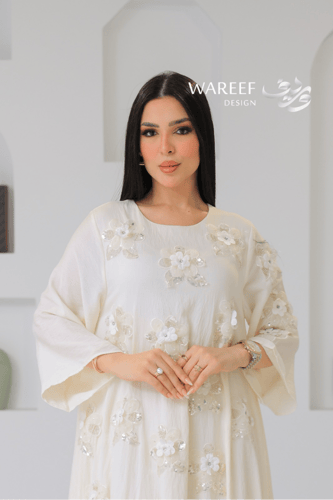 جلابية ناعمة بلون كريمي بتطريز وردي أنيق ولمسات أن...