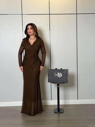 فستان بني شوكولاتة بقصة لف Wrap مع تطريز ناعم