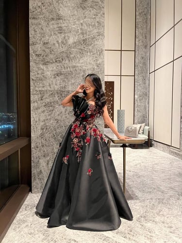 ‎فستان سهرة اسود منفوش بتطريزات ورود بارزة