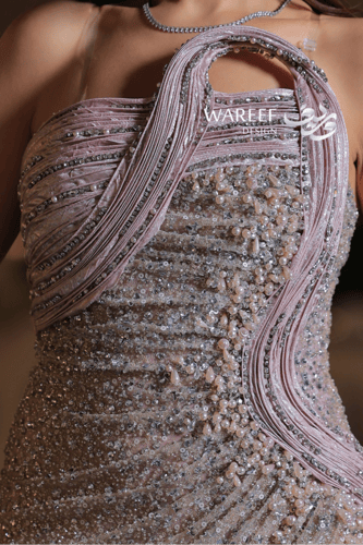 فستان سهرة شامبين وردي بتطريز لؤلؤي وذيل ساتان فاخ...