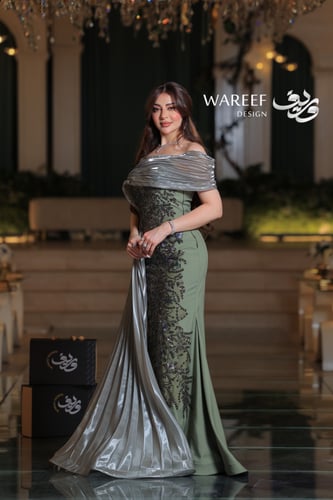 فستان سهرة زيتي طويل من التفتة والتول بتصميم وان ش...