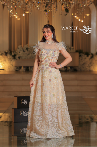 فستان سهره يمتاز بتطريز الورود والريش