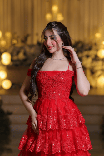 فستان سهرة أحمر بطبقات دانتيل مطرزة وقصة أوف شولدر