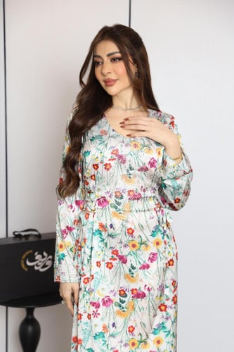 جلابية طويلة باللون السكري بنقشة زهور ملونة وقصة ا...