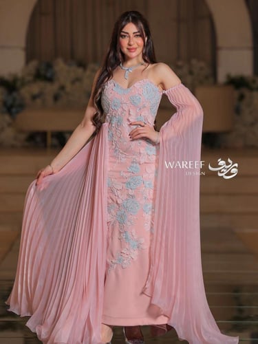 فستان سهره باللون الزهري وكسرات باليد والذيل