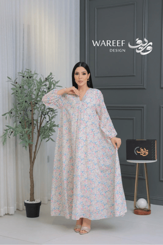 جلابية بنقشة زهرية ناعمة وتفاصيل لؤلؤية أنثوية