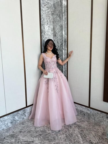 ‎فستان سهرة وردي طويل بتطريز زهور