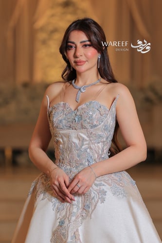 فستان ابيض لؤلؤي بدون اكمام مزين بالشك الفخم