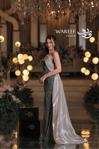 فستان سهرة أخضر زيتي بتطريز كريستالي وذيل ساتان فا...