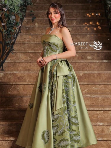 فستان سهرة باللون الاخضر الزيتوني مزين بتطريز جانب...