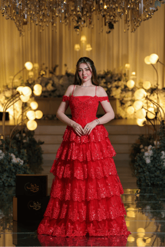 فستان سهرة أحمر بطبقات دانتيل مطرزة وقصة أوف شولدر