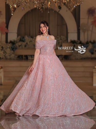 فستان ملكة فخم اوف شولدر باللون الوردي فاتح