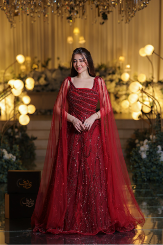فستان سهرة أحمر مطرز مع كاب تول شفاف