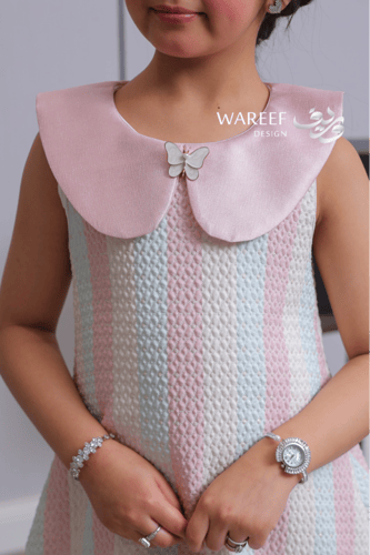 فستان بناتي وردي باستيل بطبقات تول وياقة بتصميم فر...