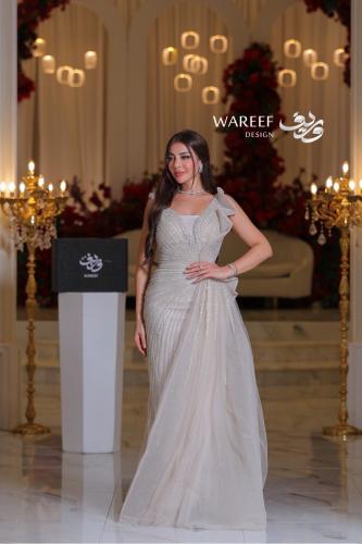 فستان ملكي فضي بتطريز لامع وقصّة درابيه أنيقة