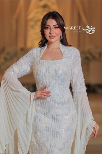 فستان ابيض ضيق مع اكمام طويله