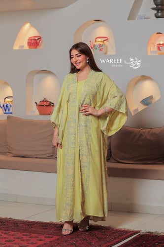 جلابية ليمونية قطعتين بتطريز لامع وتصميم فضفاض أني...