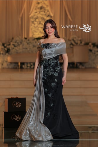 فستان اسود و زيتي فاتح مزين بالشك وذيل جانبي