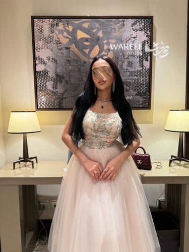 فستان سهرة تول أنثوي بتطريز فضي راقي بلون عاجي مائ...