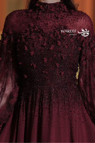 فستان سهرة عودي طويل فاخر بتطريزات لامعة وأكمام شي...