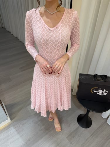 فستان ميدي وردي ناعم بنقشة أنثوية وقصّة انسيابية ر...