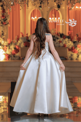 فستان سكري ساتان مع تطريز أزهار ملونة وربطات خلفية...