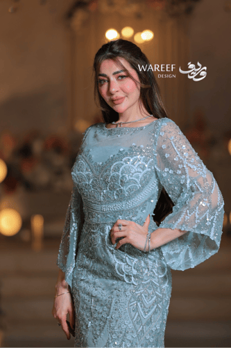 فستان سهرة سماوي مطرّز بالكامل بنقوش ناعمة وأكمام...