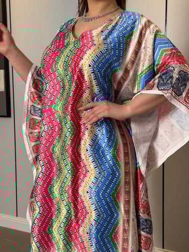 جلابية ملونة بنقشة زيكزاك تراثية ولمسة فنية جريئة