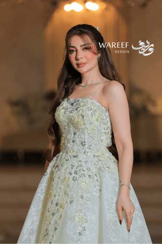 فستان ليموني منفوش فاخر بتطريز لامع وحمالات رفيعة