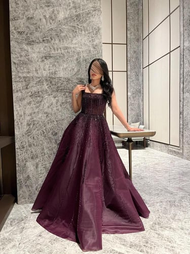 فستان عنابي فاخر بياقة مربعة