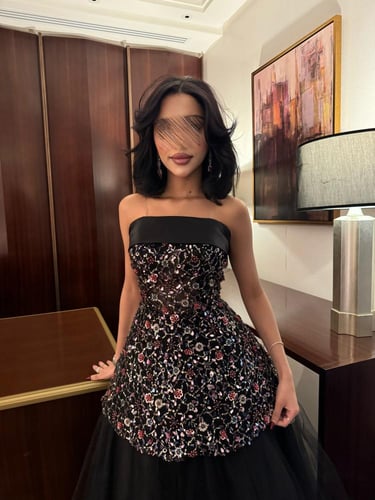 فستان سهره باللون الاسود مزين بالتطريز اللامع