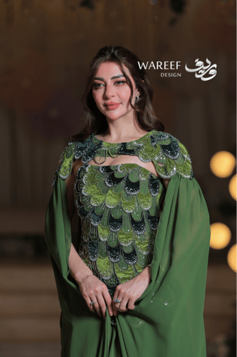 فستان سهرة أخضر ملكي بتطريز مخملي فاخر وتصميم مستو...