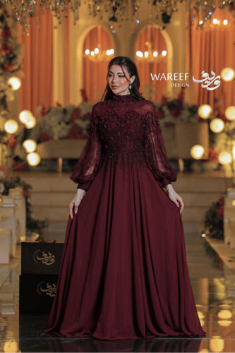 فستان سهرة عودي طويل فاخر بتطريزات لامعة وأكمام شي...