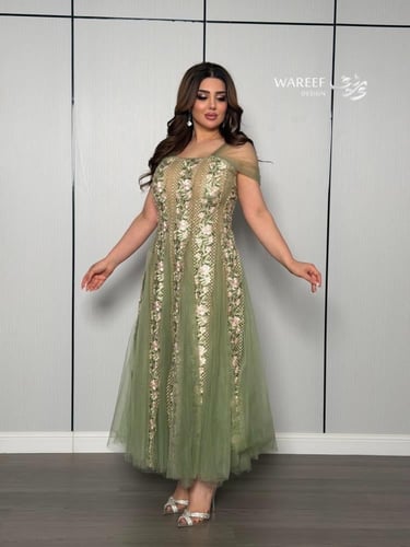 فستان أخضر زيتوني بتطريز وردي فاخر ولمسة تول حالمة