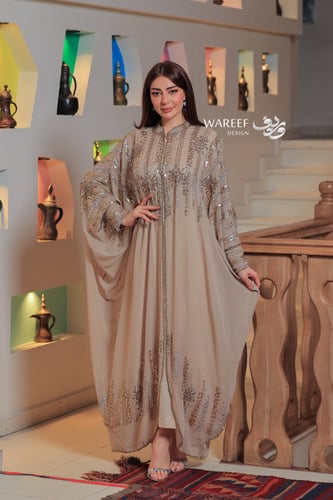 جلابية بيج ذهبية فاخرة قطعتين من الساتان والشيفون...