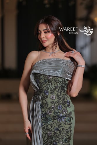 فستان سهرة زيتي طويل من التفتة والتول بتصميم وان ش...