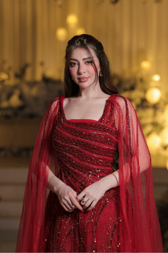 فستان سهرة أحمر مطرز مع كاب تول شفاف