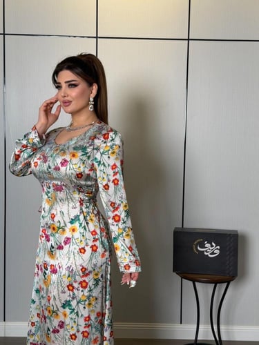 جلابية طويلة بطبعة زهور ربيعية أنيقة