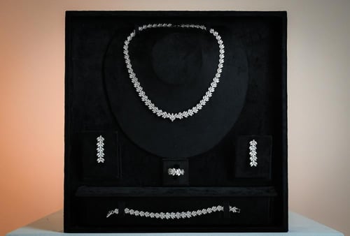 طقم زركون فضي بتصميم إكليل الأوراق من WAREEF