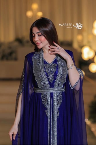 جلابية سهرة بتطريز فضي فاخر وكاب شفاف