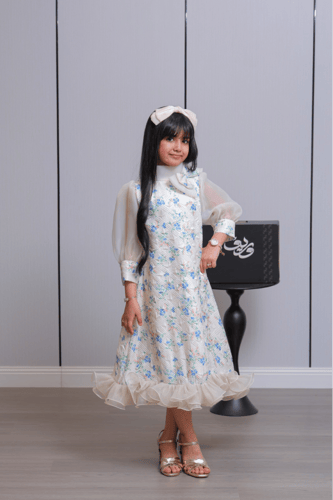 فستان بناتي بتطريز ورود ملونة وأكمام شفافة مكشكشة