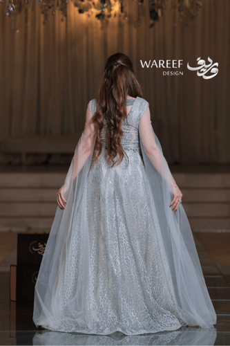 فستان سهرة فضي لامع دانتيل بأكمام كاب