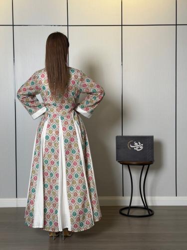 جلابية تراثية أنيقة بنقشة هندسية ملوّنة ولمسة كلاس...