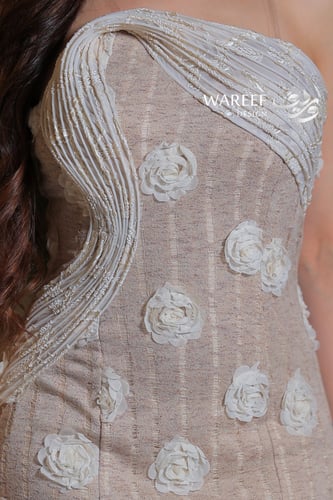 فستان سهرة بيج مزين بورود ثلاثية الأبعاد بتصميم أن...