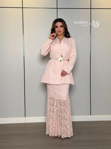 طقم وردي باستيل بليزر أنيق وتنورة دانتيل راقية