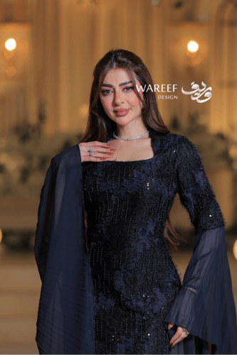 فستان سهرة كحلي داكن بتطريز لامع وأكمام شيفون منسد...