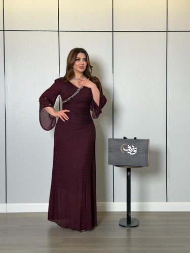 فستان خمري لامع بتفاصيل كريستالية