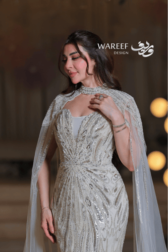 فستان سهرة شامبين مطرّز بالكامل مع كاب شفاف لإطلال...